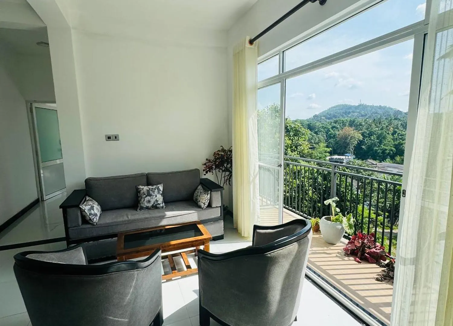 Daffodil Home Kandy 0*,